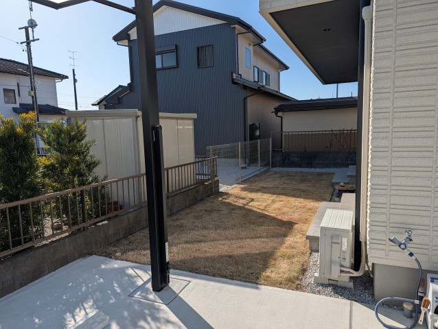 目隠しフェンス設置の施工事例（施工前）